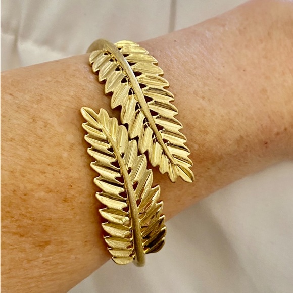 Best in jewelry and accessories -Brand new Gold tone leaf cut bracelet - Picture 1 of 3